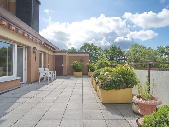 Bright, generously proportioned apartment with approx 40 m² roof terrace, available to rent for a limited period