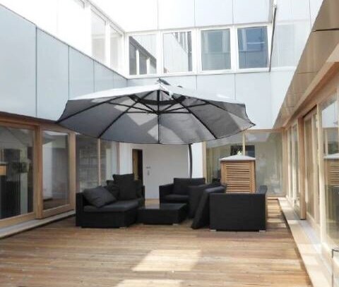 Modernes Büro mit Terrasse