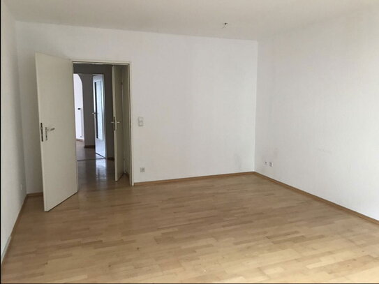 Frisch renovierte zwei Zimmer Wohnung mit Balkon (Bilder sind von vor der letzten Renovierung)