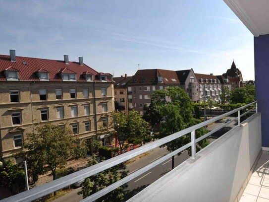 Eine schöne und zentral gelegene 1-Zi-Wohnung mit Balkon und Einbauküche