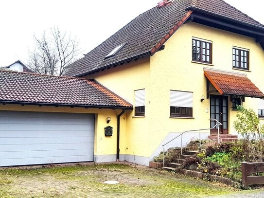 Gedern: Ruhig gelegenes EFH mit Garage und sehr großem Garten!