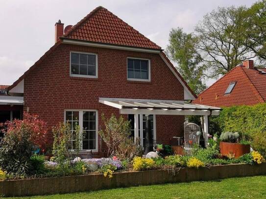 Einfamilienhaus mit Garten, Keller, Carport und Doppelgarage