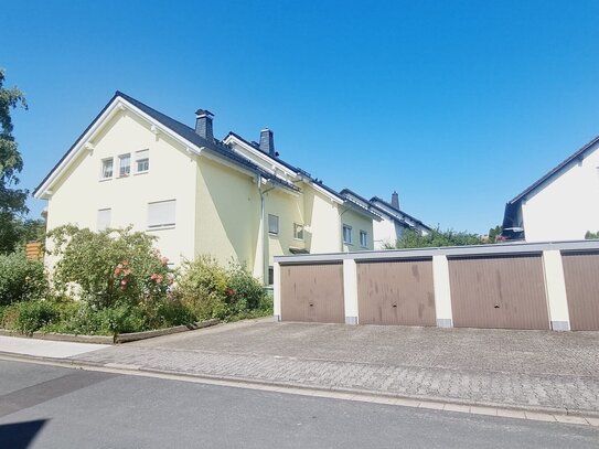 Bad Camberg: Gepflegte Eigentumswohnung (1.OG ) mit Balkon und Garage