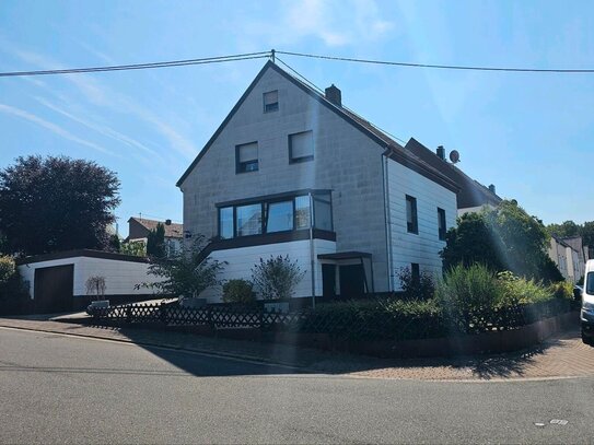 Ein - Zweifamilienhaus in Schiffweiler mit Gartenanlage