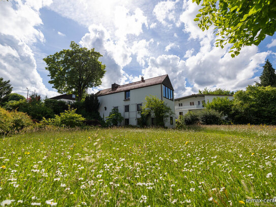 RE/MAX - Architektenhaus auf traumhaftem Grundstück in Waldnähe!