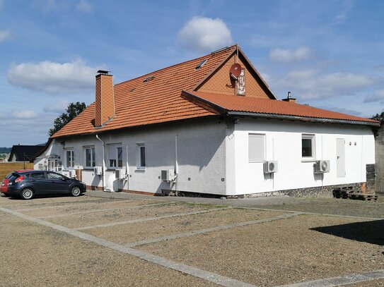 Mehrfamilienhaus mit Gewerbeanbau (Büros) inkl. Bauland.