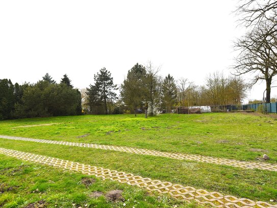 GROSSZÜGIGES RD: 3.300 M² GRUNDSTÜCK DIREKT AM FREDERSDORFER MÜHLENFLIEß + MIT KLEINHAUS BEBAUT + FÜR NATURLIEBHABER