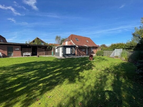 LANDARBEITERHAUS IM NEUEN DESIGN. GROSSER GESCHLOSSENER ZIERGARTEN.