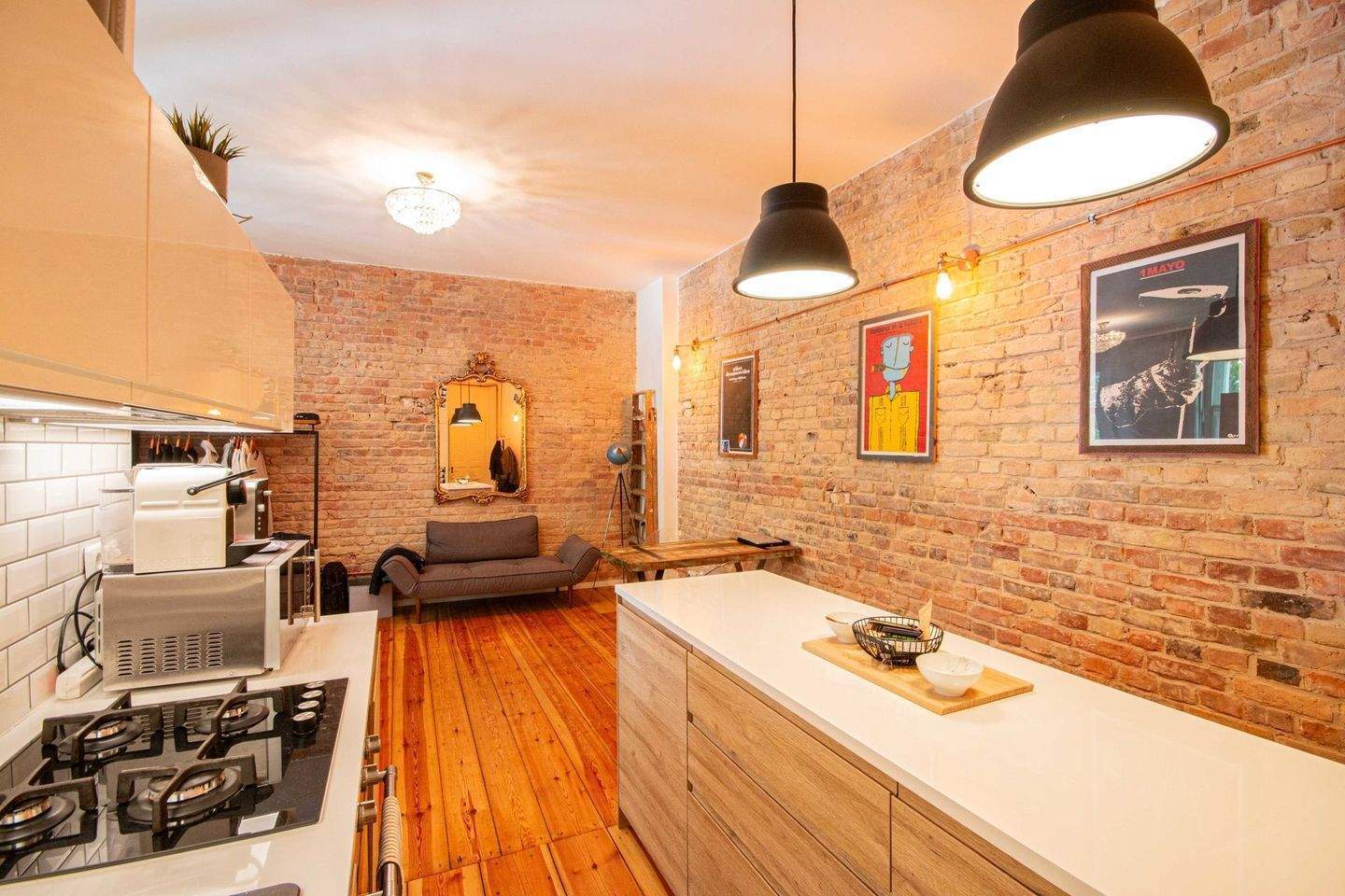 ***Altbauwohnung + Dachrohling - bezugsfrei, möbliert, ruhig***