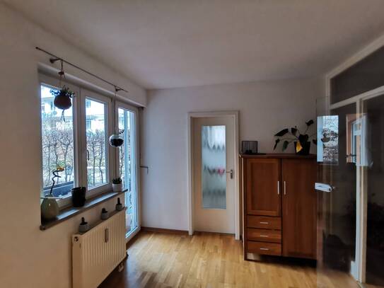 Stilvoll: 2,5-Zi-Wohnung mit zwei Terrassen in München Bogenhausen Nähe S 8