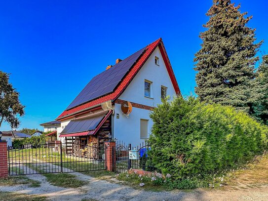 Mit Keller, Einbauküche, Kamin, Carport, großem Grundstück: Charmantes Einfamilienhaus in Rangsdorf