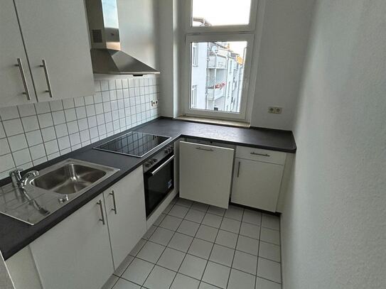 Großzügige 2-Zimmer mit EBK, 2xBalkon und Laminat in zentraler Lage