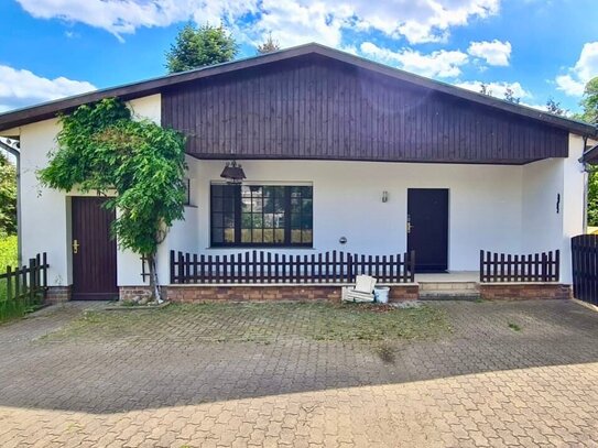 NEUER PREIS | PROVISIONSFREI | Einfamilienhaus + Nebengebäude auf 1322 qm Grundstück mit Garage / Pool / PV-Anlage