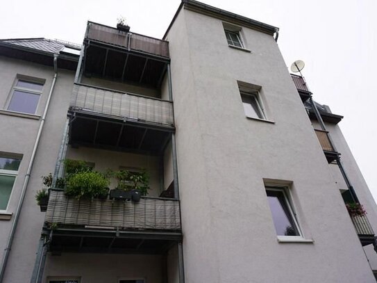 1 Monat mietfrei! Große 3-Zi. mit Laminat, Einbauküche, Wannenbad und Balkon in ruhiger Lage!