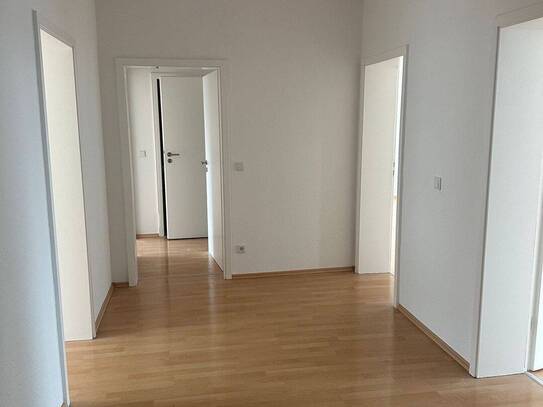 Attraktive 4-Zimmer-Wohnung in zentraler Lage in Frankfurt am Main mit Balkon