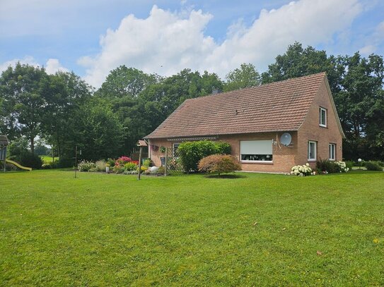 Älteres Einfamilienhaus in traumhafter Stadtrandlage mit Blick über Wiesen und Felder