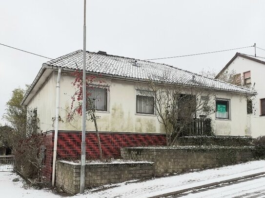 Freistehendes Einfamilienhaus mit Walmdach (Okal Haus) mit Terrasse, Garage und Garten, in ruhiger Lage von Spiesen