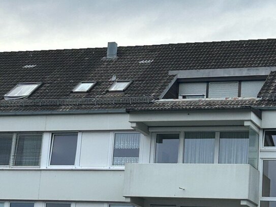 Brück Immobilien - Sofort beziehbar! Modernisierte 2 Zi.-DG-Wohnung mit Dach-Loggia