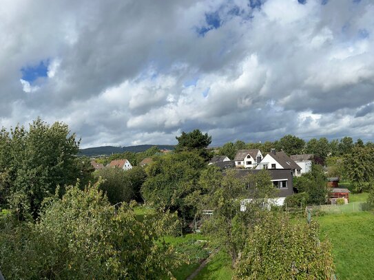 Helle 2-1/2-Zimmer-Wohnung mit herrlichem Blick ins Grüne in ruhiger Wohngegend.