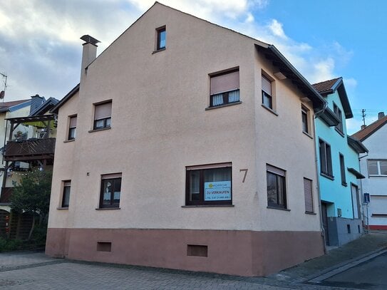 Großzügiges Einfamilienhaus in Ortsmitte mit Terrasse, Garage und Stellplatz