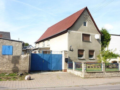 - Bauernhaus mit eigenen Brunnen und Nebengebäuden -