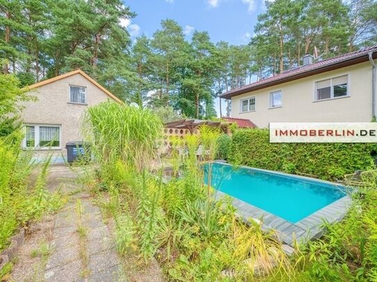 IMMOBERLIN.DE - Sanierungsbedürftiges Haus mit Südterrasse & Garage in sehr harmonischer Lage