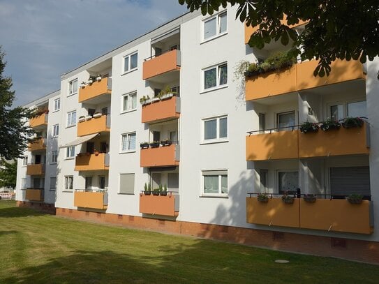 Frisch renoviert! Sonnig, helle 3-Zimmer-Wohnung mit großem Balkon und grüner Aussicht