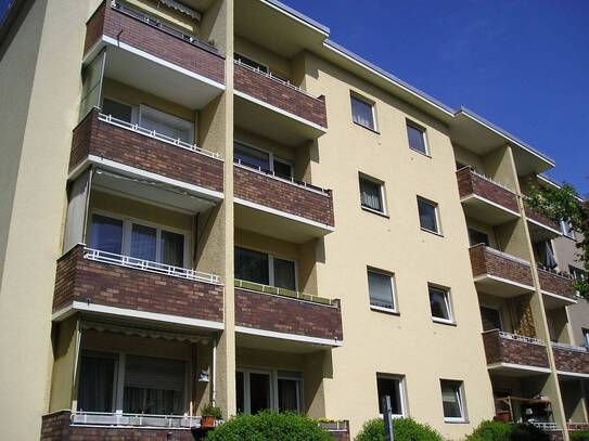 Bildschöne, freie, sonnige und kpl. möblierte Wohnung mit Südbalkon und Keller :-)