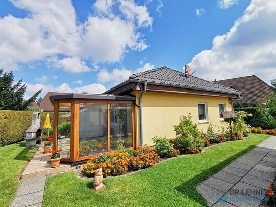 Dr. Lehner Immobilien NB - Bei Berlin - Gepflegtes Bungalowhaus mit Gartenidylle