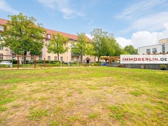 IMMOBERLIN.DEToplage! Helle vermietete Altbauwohnung mit Südwestterrasse & Garten