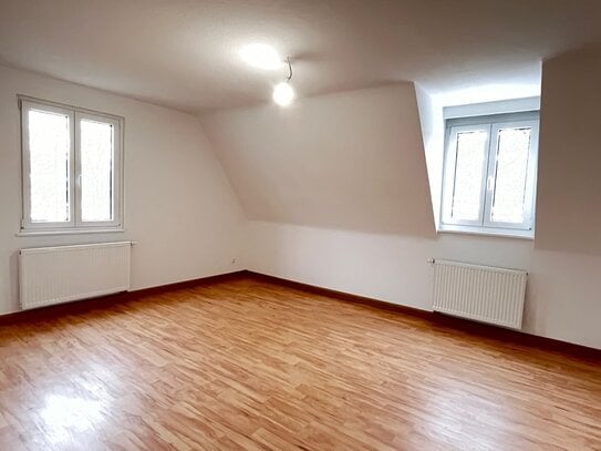 Aufwendig renovierte 3-Zimmer Wohnung mit ca. 65 m² Wohnfläche im 1. OG zu vermieten