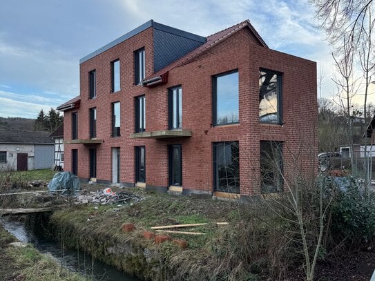 Idyllisch am Bach gelegen! Erstbezug mit Gartenterrasse!