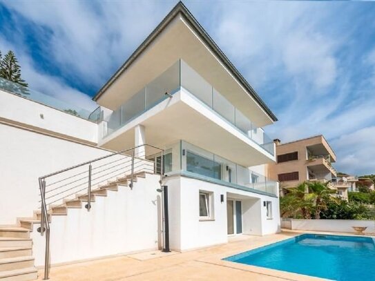 Moderne Villa mit Blick auf das Meer in Costa den Blanes