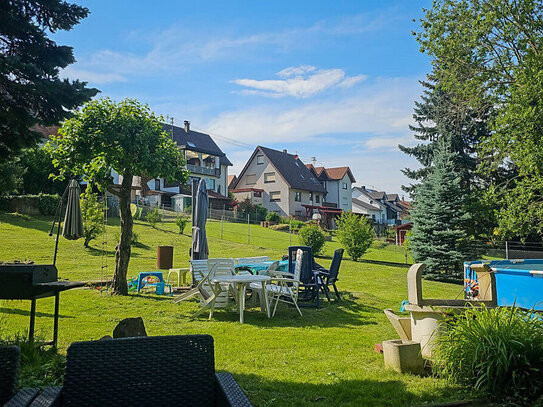 Schönes 2 Familien Haus mit großem Garten