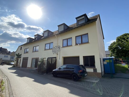 Großzügiges Wohnhaus mit vermieteter Einliegerwohnung