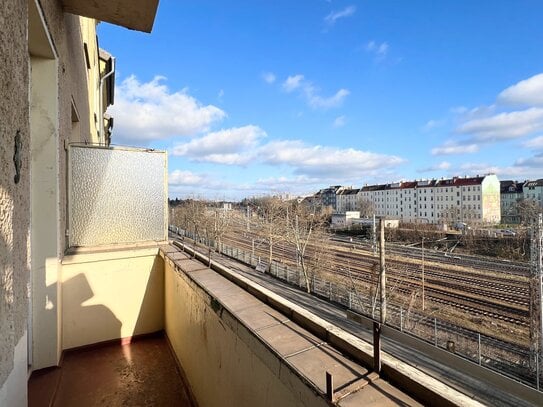 Für Altbaufans | FREIE 3-Zi.-Whg. in LICHTENBERG | Balkon mit Weitblick | neue Fassaden inklusive