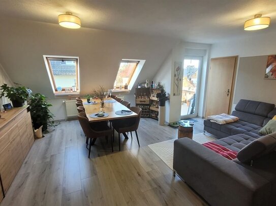 Hübsche DG Wohnung mit Stellplatz, Design Laminat, Balkon