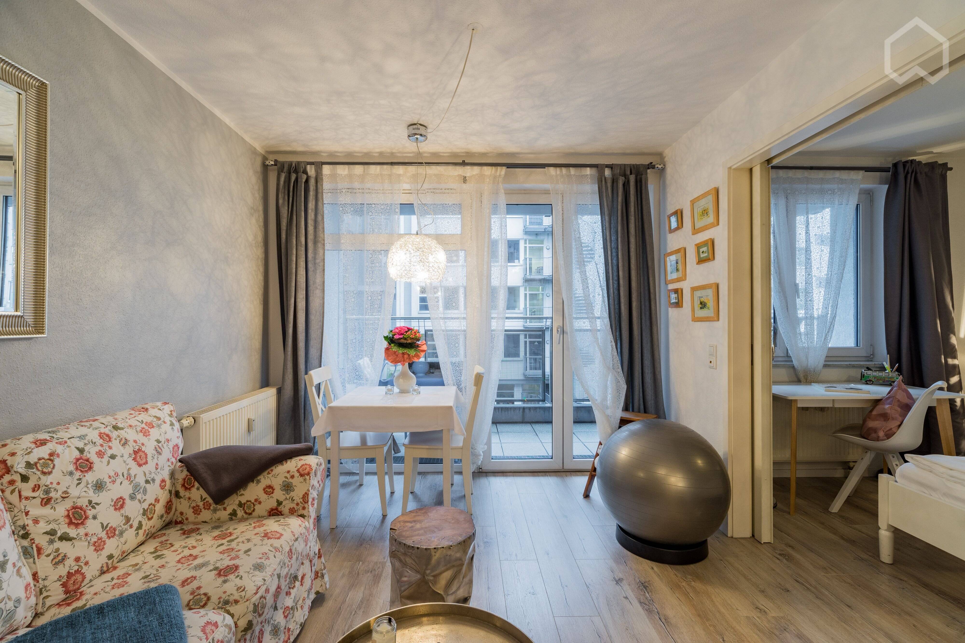 Neue romantische Wohnung mit großem Balkon im grünen Innenhof - Foto 1