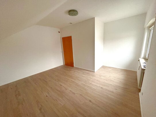 Mitbewohner gesucht. WG-Zimmer in renovierter Wohnung zu vermieten