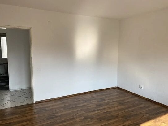 Helle und schicke 4-Zimmer-Wohnung mit 100 qm u. großem Balkon zu vermieten !!