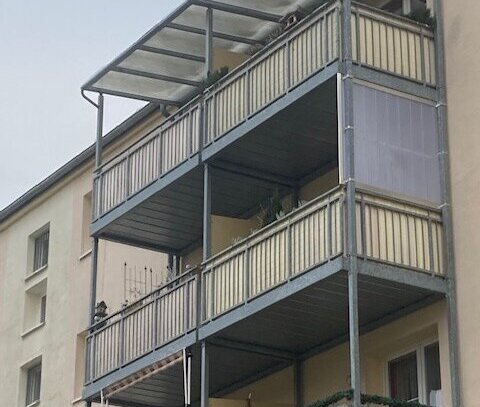 Klassische Dreiraumwohnung mit großem Balkon und Stellplatz am Haus