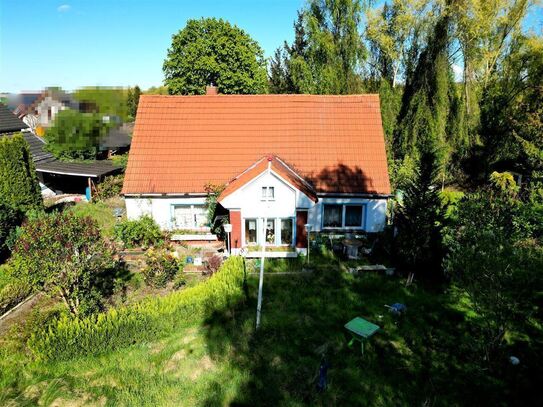 Großes Grundstück mit baufälligem Einfamilienhaus und Nebengelass in bevorzugter Wohnlage