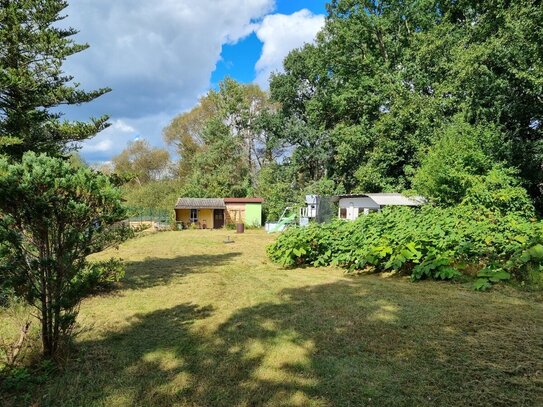 Naturverbundenes Freizeitgrundstück mit Bestandsschutz-Laube und Garage in ruhiger Lage