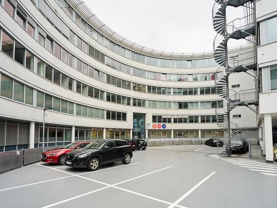 moderne, lichtdurchflutetes Büro direkt an der Rennbahn.