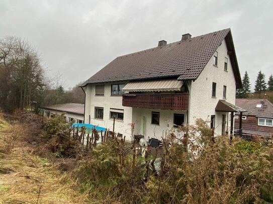 Zwangsversteigerung - Wohnhaus mit drei Wohneinheiten und Nebengebäude