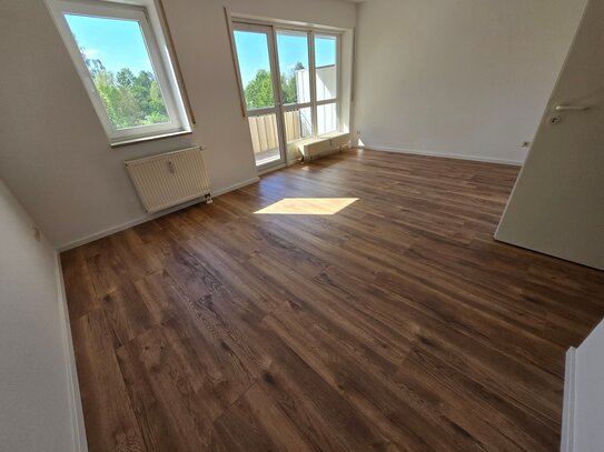 1. OG mit Balkon ! Lift / Laminat / TG Stellplatz u.v.m...