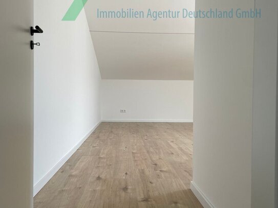 +++NEUBAU+++ Moderne Dachgeschosswohnung mit Loggia, Garten und 2 Stellplätzen !