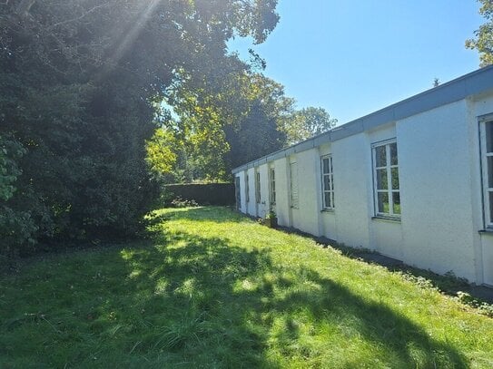 Bungalow zum Sanieren, Real-Teilung möglich, ruhige Lage Nähe Schloß