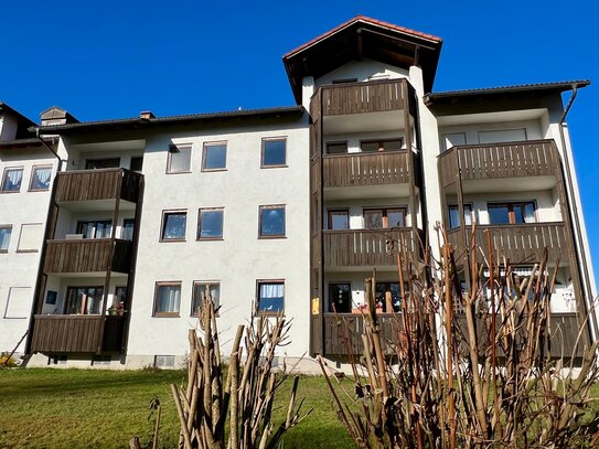 RENOVIERTE 3 ZIM. WOHNUNG ! - GROßER BALKON - KELLERRAUM - KFZ-STELLPLATZ - ZENTRALE LAGE