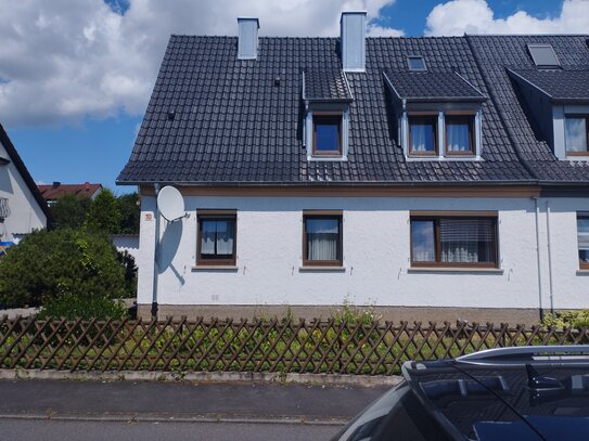 Doppelhaushälfte (DHH) mit Hof, Garage, Garten und überdachter Terrasse in Schweinfurt;